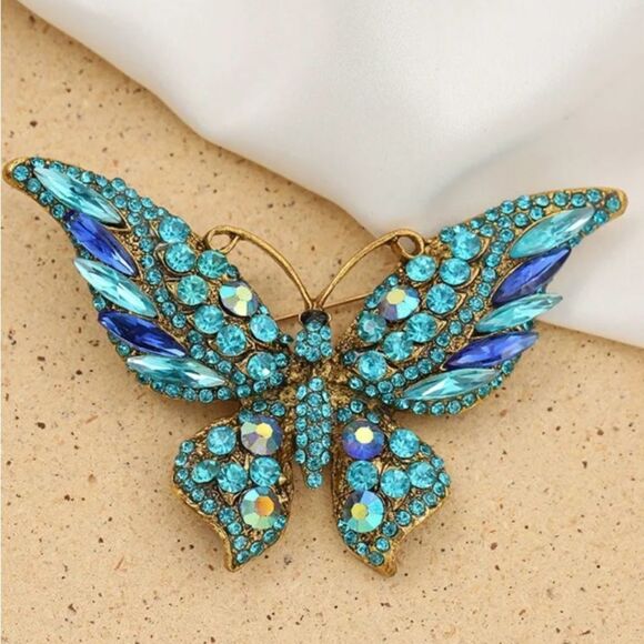 💙 NEW Betsey Johnson Elegant Blue Butterfly Crystal Brooch 💙 - Picture 3 of 3